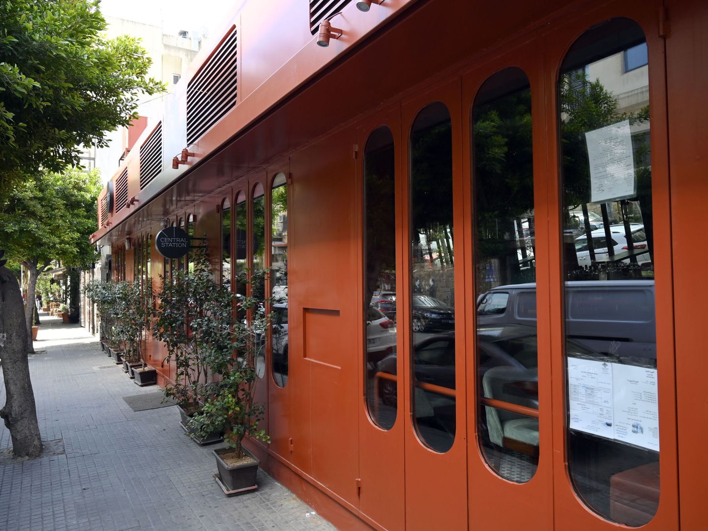 Uno de los bares cerrados en Beirut. (EFE)