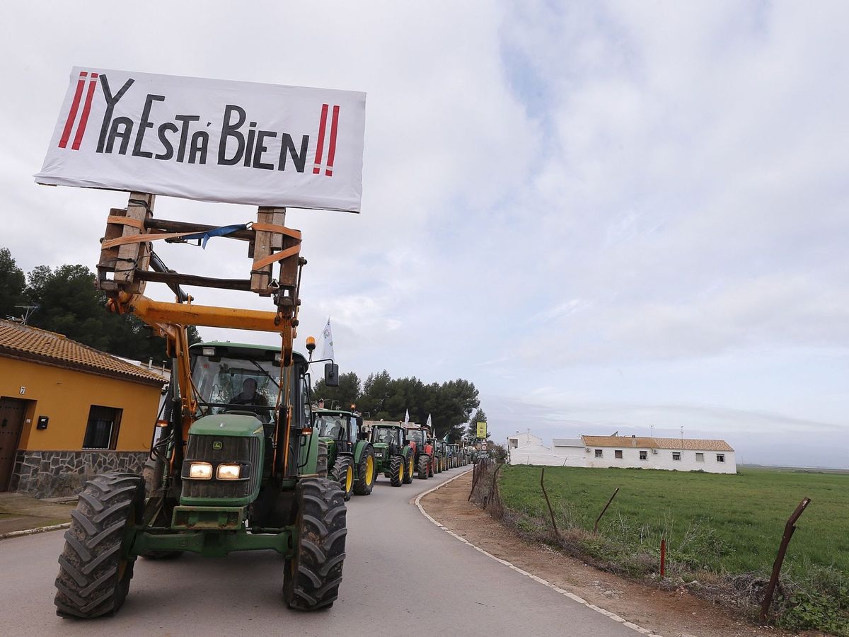 Foto: Agricultores montados en sus tractores esperan a la entrada de los Llanos de Antequera (Málaga) (EFE)