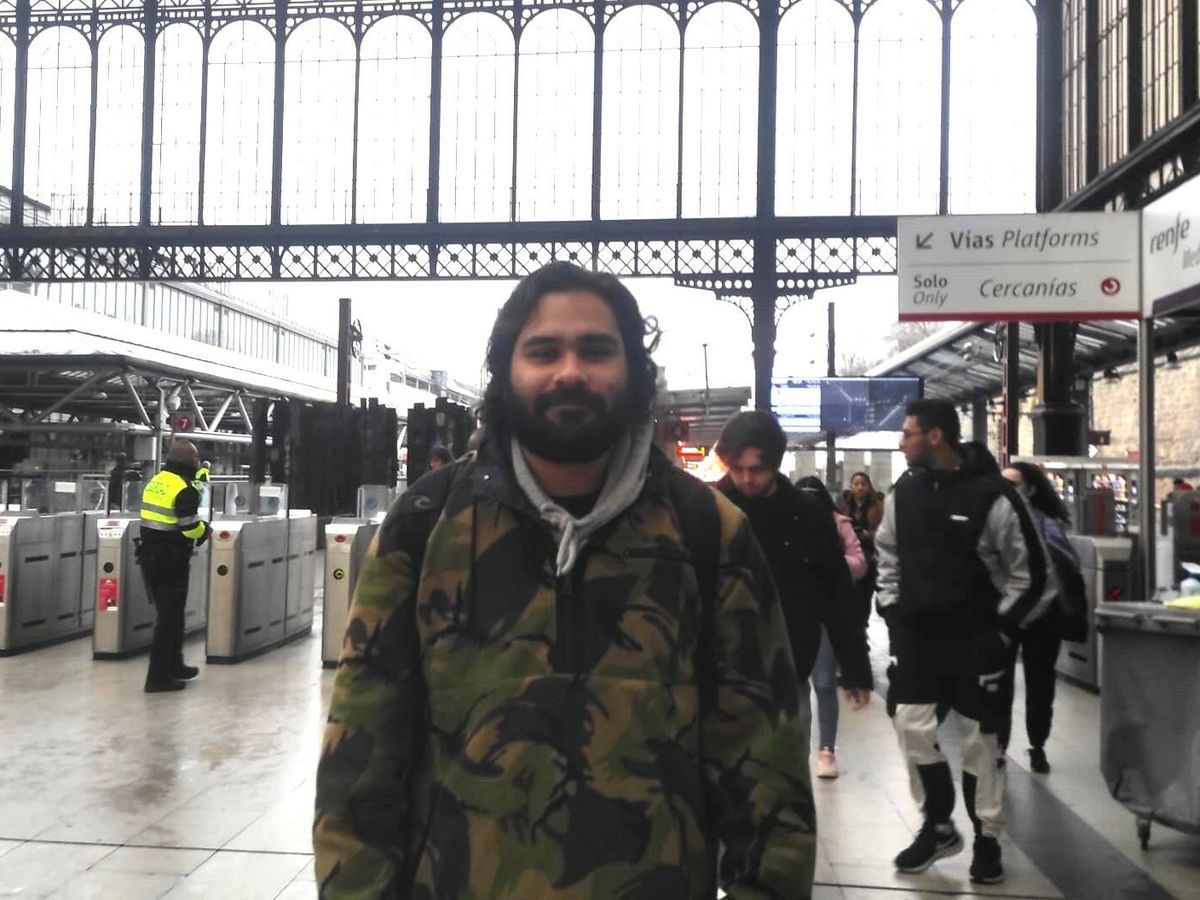 Foto: Miguel ha esperado 25 minutos su tren, pero no le parece tan raro. (L. B.)