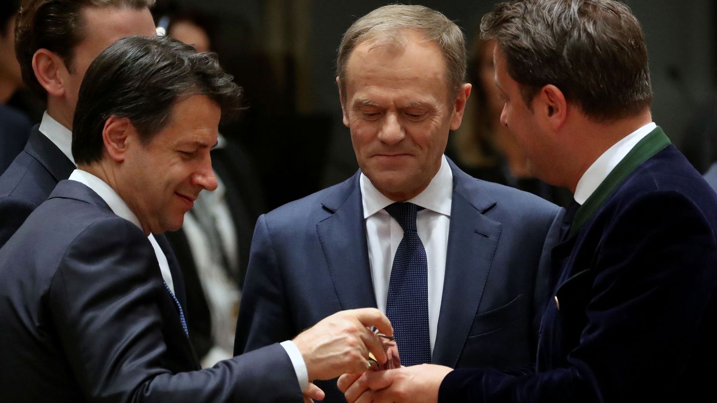 Los líderes europeos charlan durante el último Consejo Europeo. (Reuters)