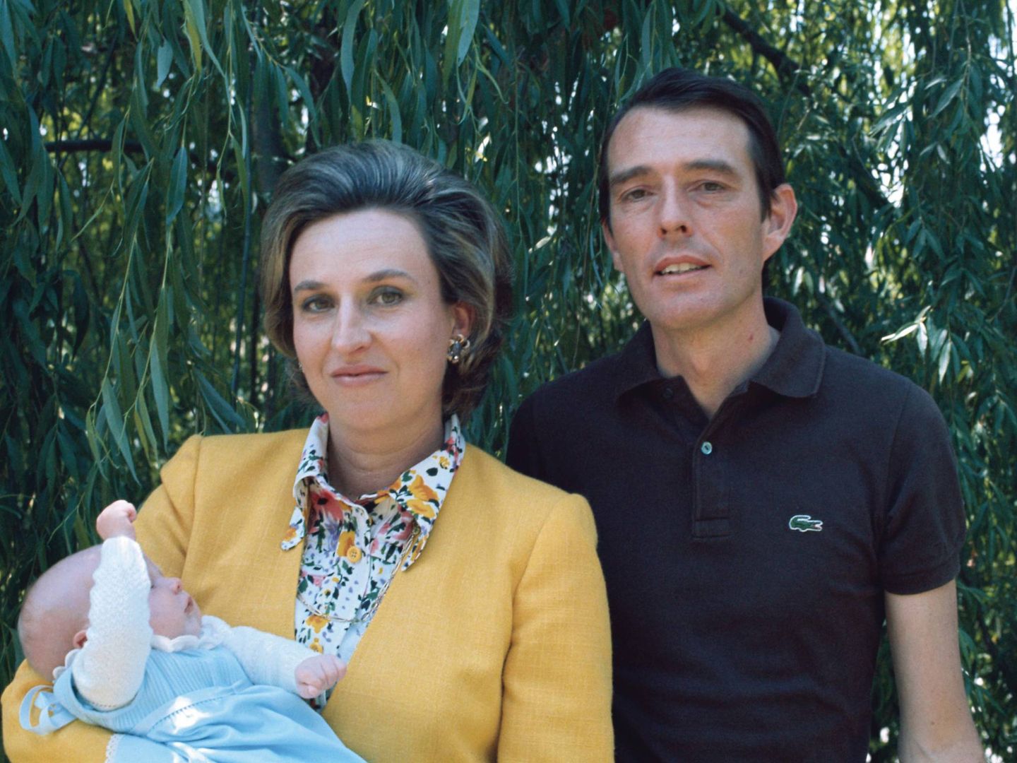 Doña Pilar y Luis Gómez-Acebo, con el pequeño Beltrán en brazos. (Getty)