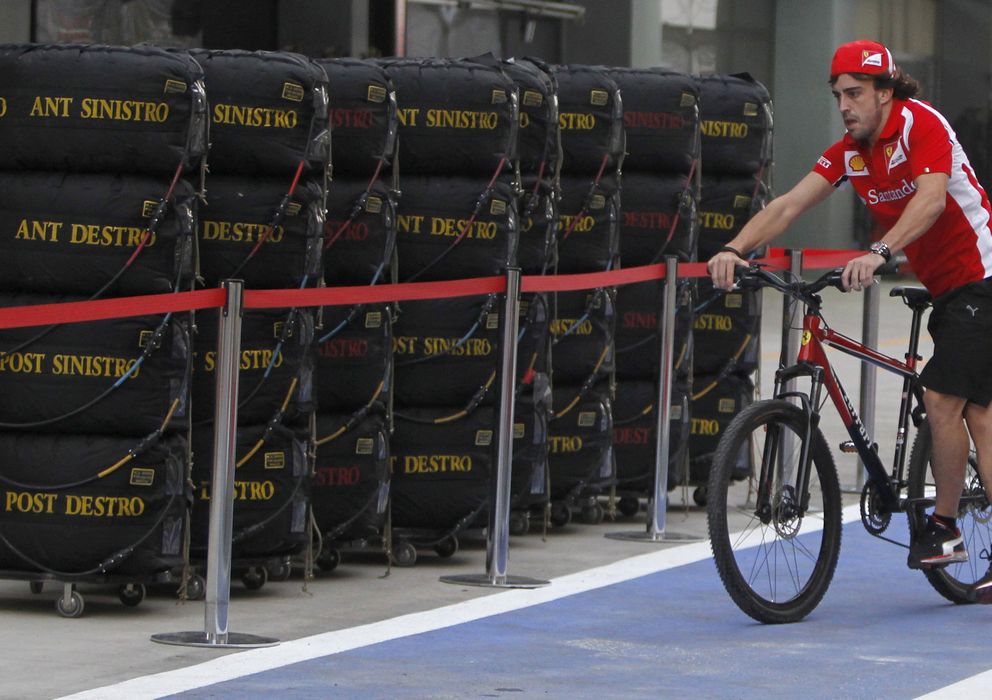 Foto: Ver a Fernando Alonso con una bicicleta por un circuito es ya algo habitual.