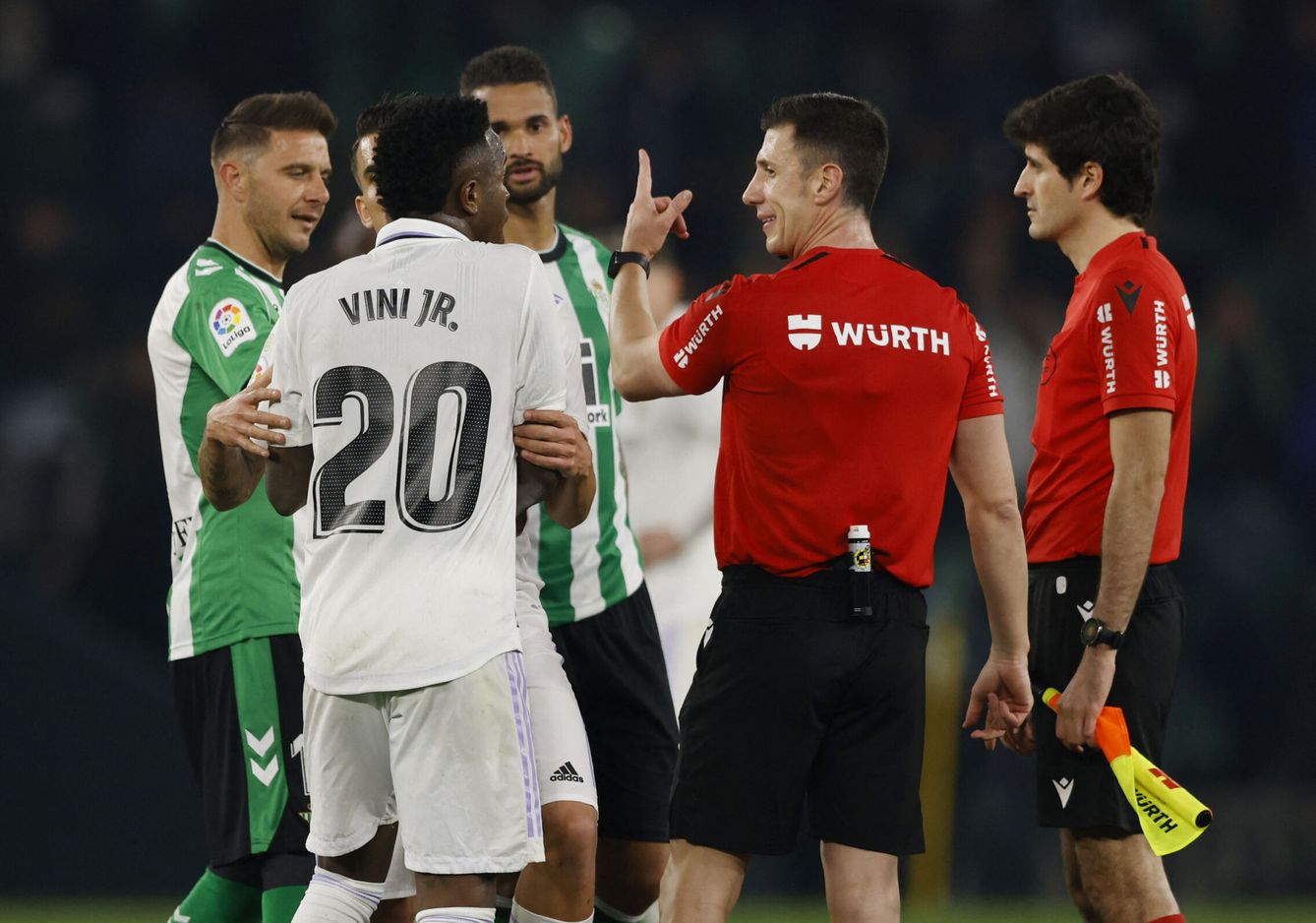 Vinícius discute con el árbitro Soto Grado en el partido contra el Betis