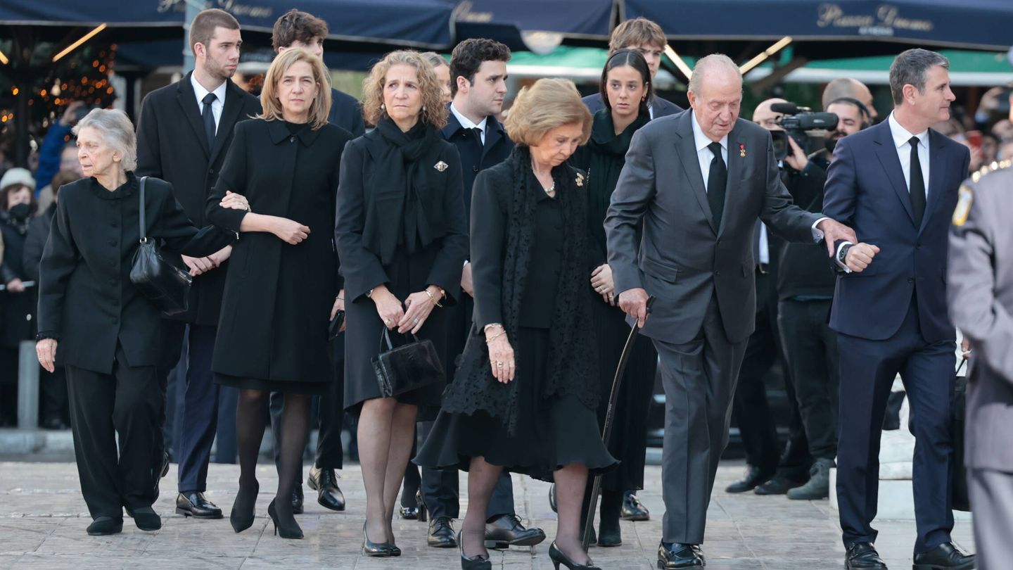 Los reyes Sofía y Juan Carlos, junto a sus hijas y nietos. (Gtres)