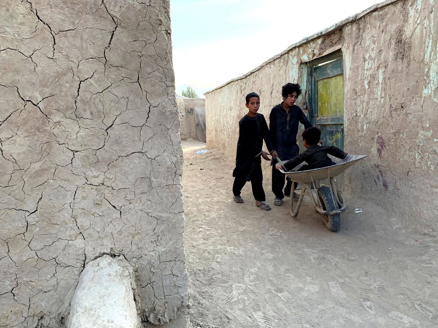 Dos niños en Kabul, capital de Afganistán. (EFE)