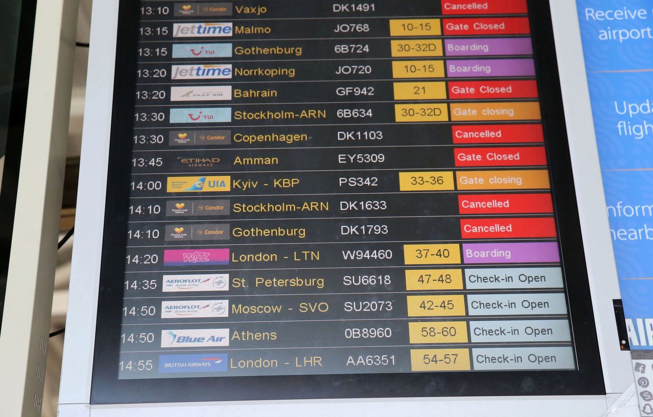 Pantalla de aeropuerto que muestra las cancelaciones de los vuelos de Thomas Cook. (EFE)