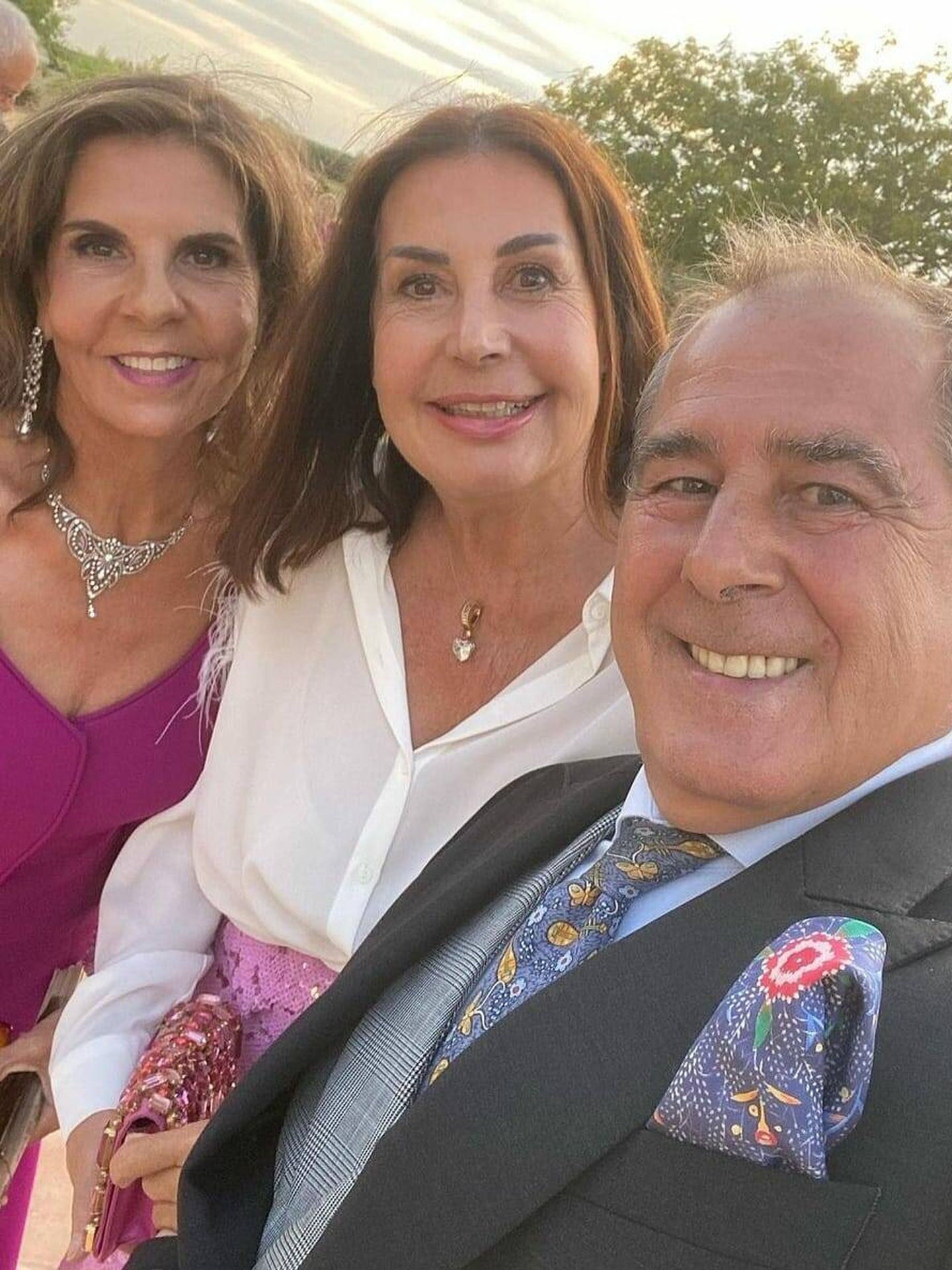 Carmen Martínez-Bordiú con Blanca y José Miguel Carrillo de Albornoz. (Redes sociales)
