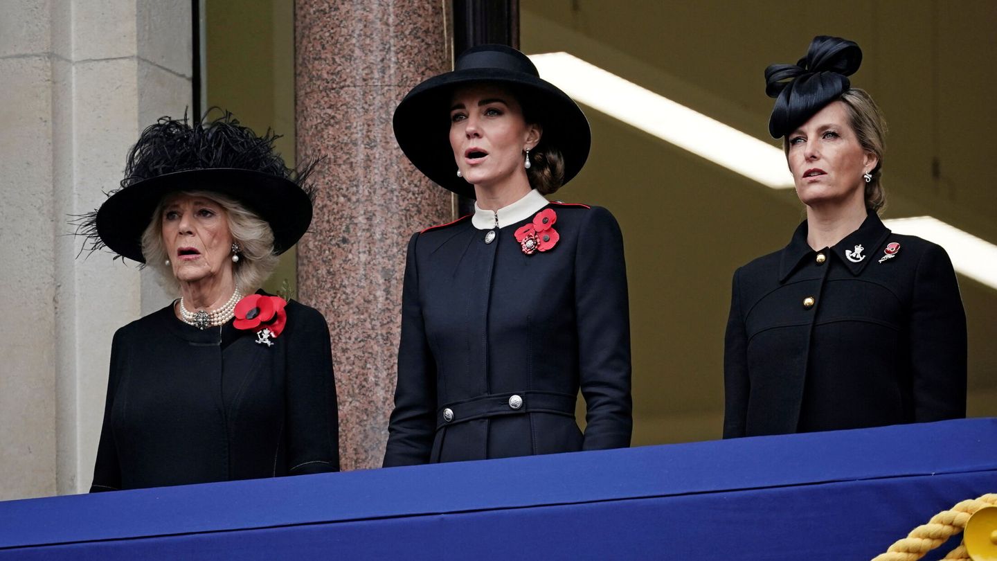 Kate Middleton en el Día del Armisticio junto a Camilla Parker y Sophie de Wessex. (REUTERS/Aaron Chown/Pool)