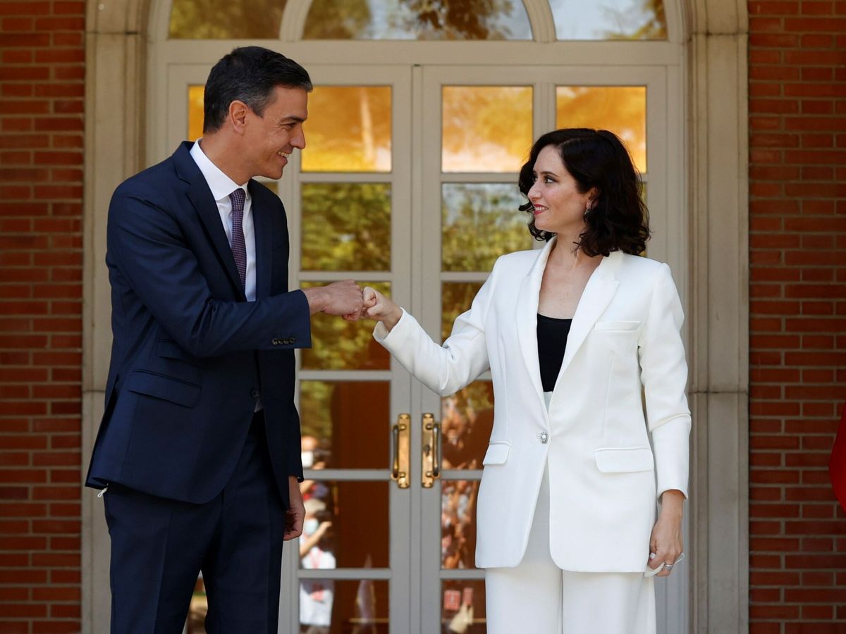 Foto: El presidente del Gobierno, Pedro Sánchez (i), recibe a la presidenta de la Comunidad de Madrid, Isabel Díaz Ayuso (d). (EFE)