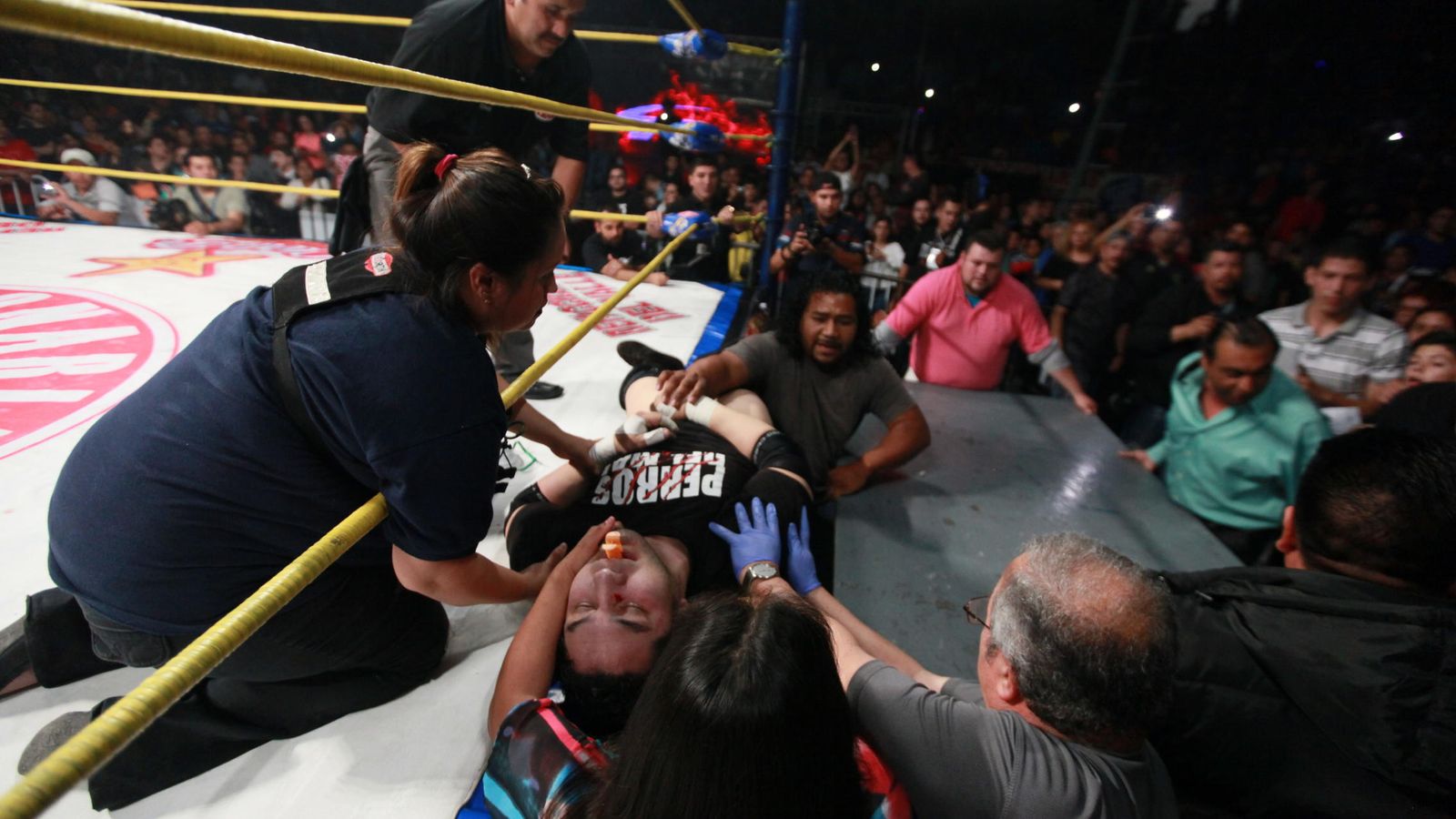 Foto: Momento en el que Hijo del Perro Aguayo es retirado en camilla del ring.
