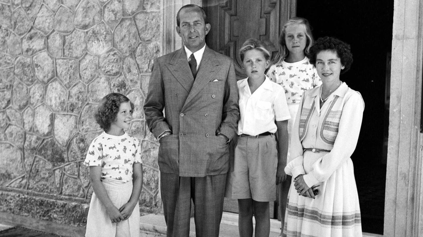 La reina Sofía junto a sus padres y sus hermanos menores, Constantino e Irene en 1950. (Getty)