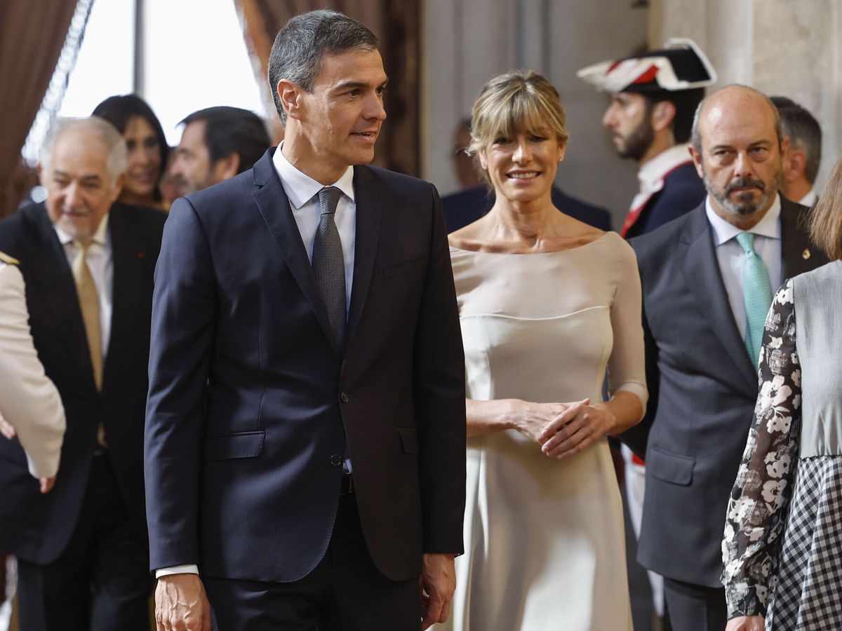 Foto: El presidente del Gobierno, Pedro Sánchez, y su mujer Begoña Gómez a su llegada.  (EFE/Chema Moya)