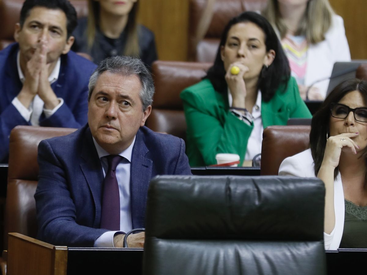 Foto: Juan Espadas, en su escaño del Parlamento andaluz. (EFE / José Manuel Vidal)