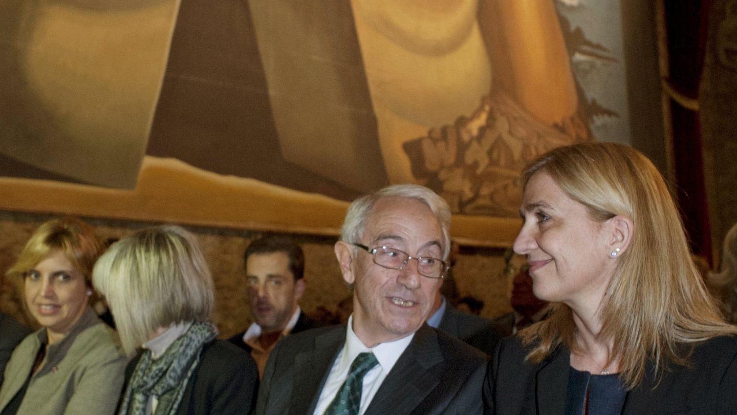 La patrona de la Fundación Gala-Dalí, la infanta Cristina, con el presidente de la entidad, Jordi Mercader. (EFE/Robin Townsend)