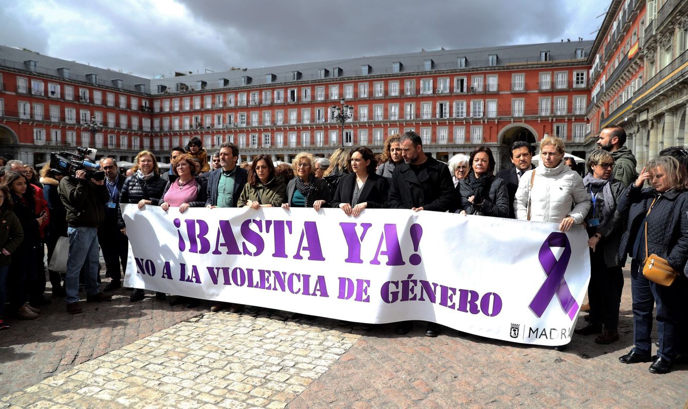 Manuela Carmena, en un minuto de silencio en memoria de la vecina de Madrid asesinada el pasado 24 de marzo en Santa Cruz de Retamar (Toledo) | EFE
