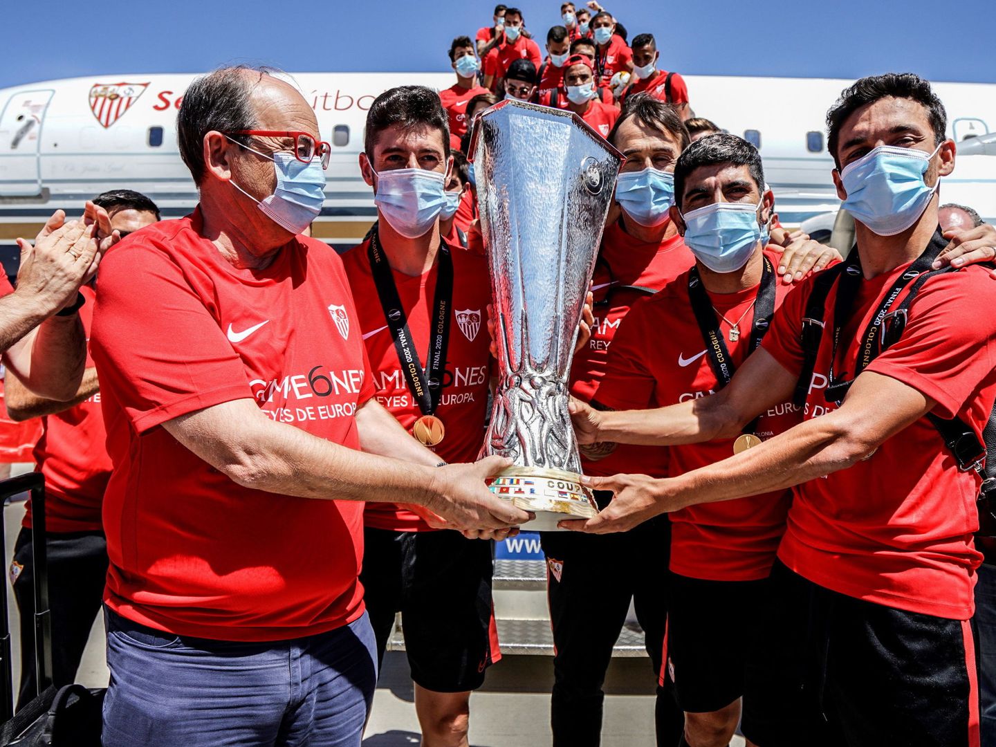 El presidente del Sevilla FC, José Castro, junto a Jesús Navas con la sexta Europa League del club hispalense. (REUTERS)