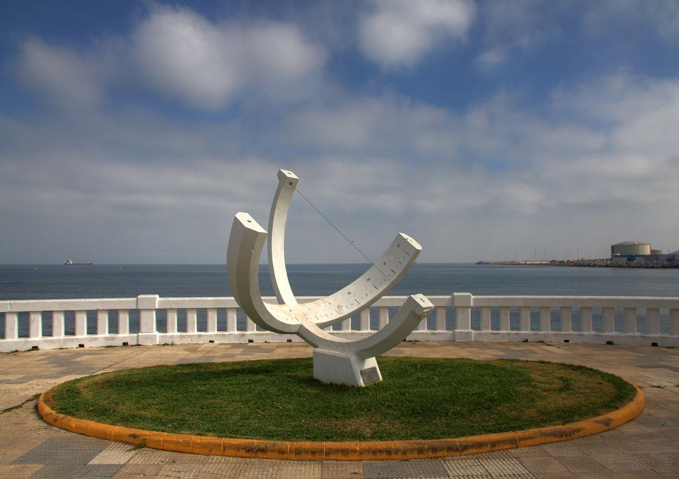 Foto: Reloj de sol en la playa de Benítez, Ceuta (Mario Sánchez Bueno, Wikimedia)