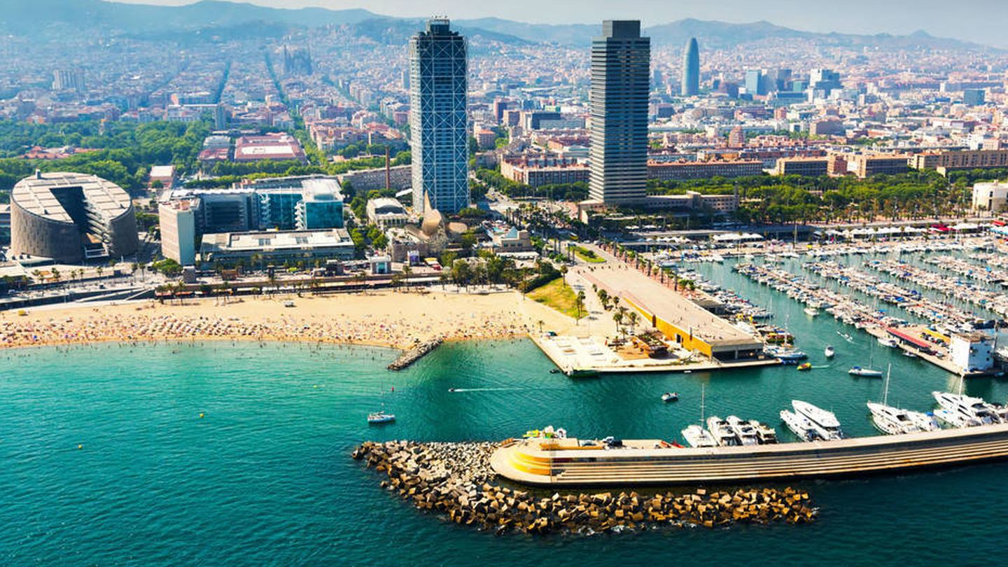 Vista aérea de Barcelona desde el puerto. (iStock)