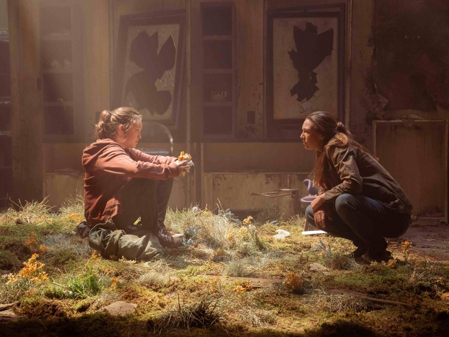 Bella Ramsay y Anna Torv, en otro momento de 'The Last of Us'. (HBO)