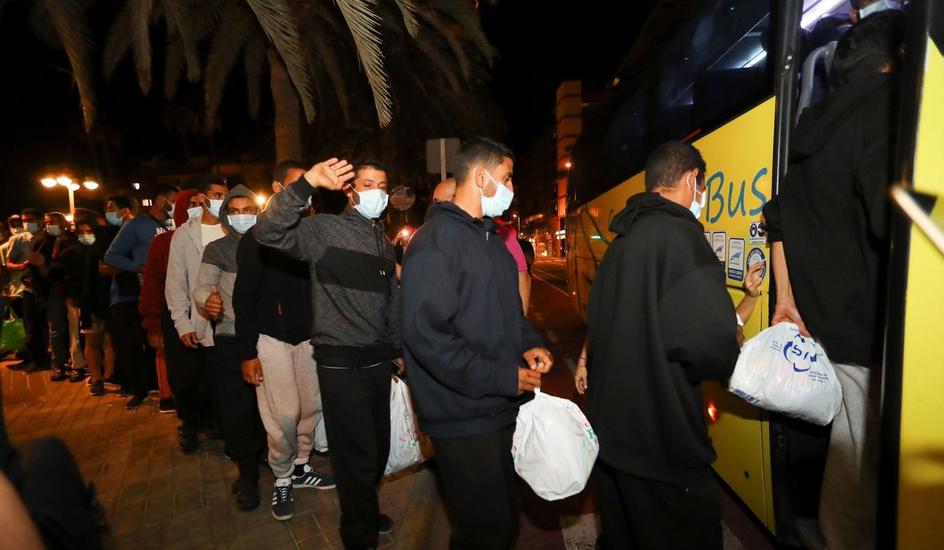 Los cerca de 200 inmigrantes marroquíes que se encontraban desde esta tarde frente la Delegación del Gobierno en Las Palmas de Gran Canaria están siendo trasladados, tras ser atendidos por los vecinos de la zona, hasta que Migraciones y el Gobierno de Canarias se han encargado de su realojamiento. (EFE)