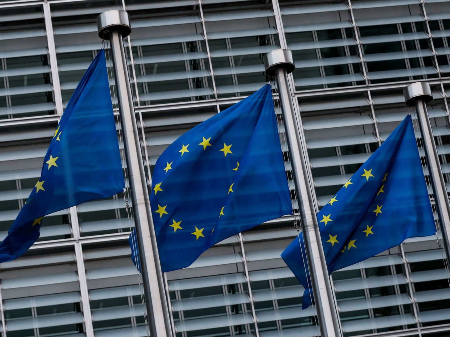 Banderas europeas en la sede de la Comisión en Bruselas. (EFE)