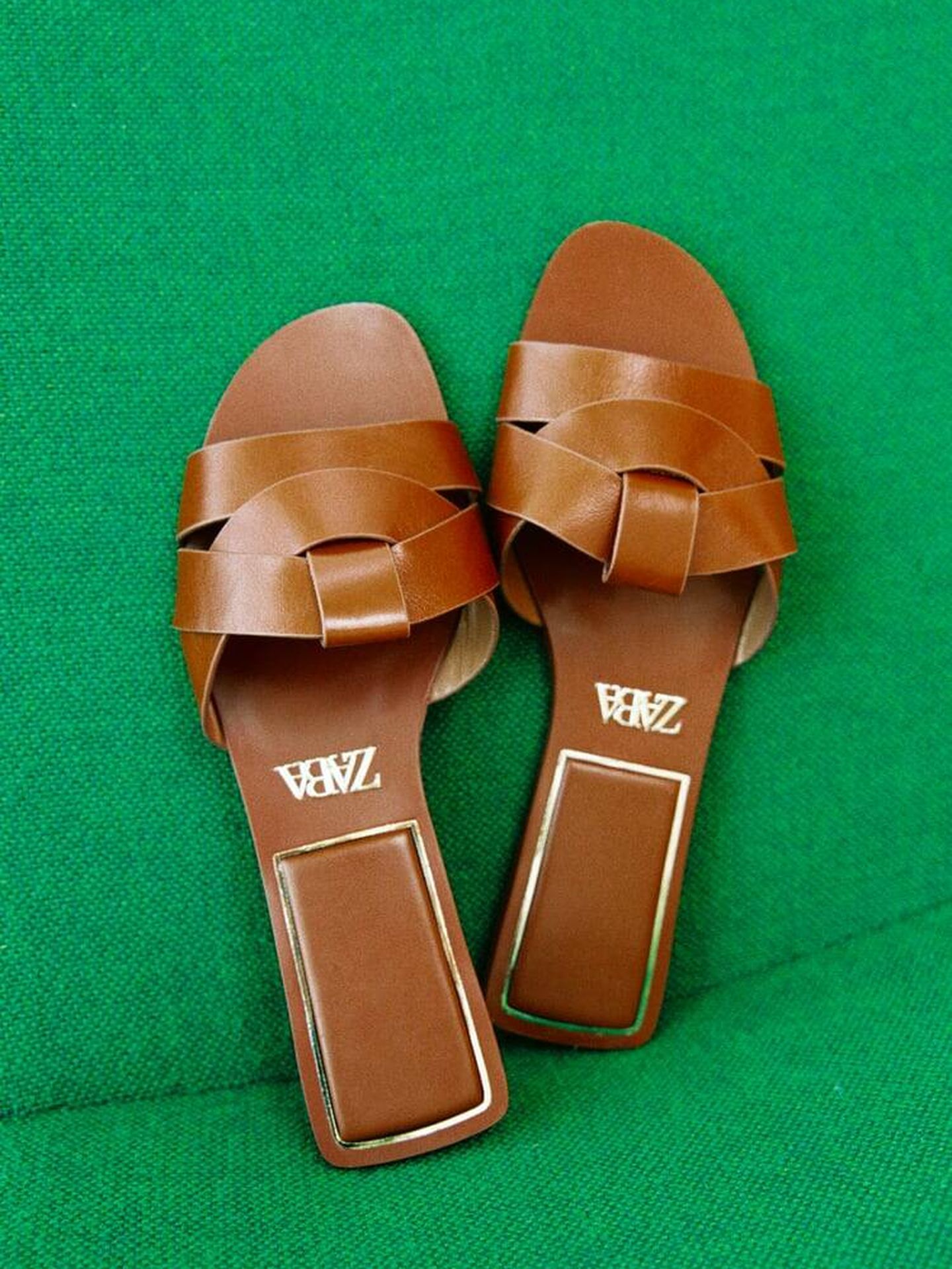 Unas sandalias planas de Zara. (Cortesía)