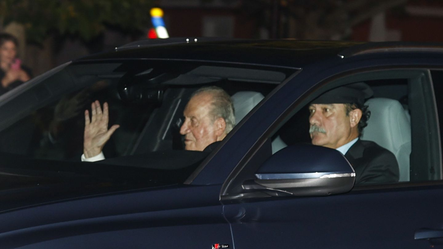 El Rey emérito, Juan Carlos I, a su llegada al Palacio de El Pardo. (EFE / Javier Lizón) 