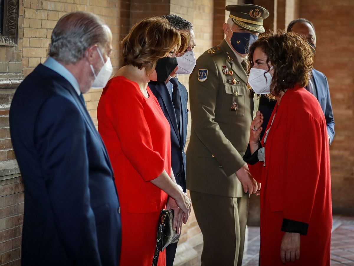 Foto: María Jesús Montero (d) saluda a Susana Díaz (2i) a su llegada a la toma de posesión del nuevo delegado del Gobierno en Andalucía, Pedro Fernández. (EFE)