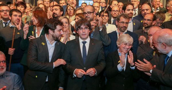 Foto: El expresidente de la Generalitat catalana Carles Puigdemont (c), y los 200 alcaldes independentistas participan en el acto celebrado en Bruselas. (EFE)