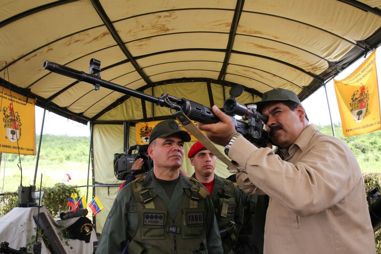 Nicolás Maduro examina un rifle durante un ejercicio militar en Charallave, en enero de 2017. (Reuters)