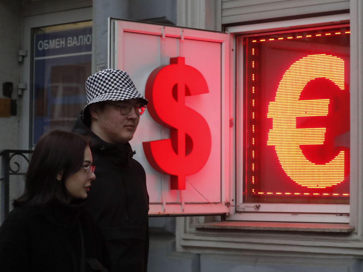 Foto: Oficina de cambio con carteles de dólares y euros. (EFE/Anatoly Maltsev)