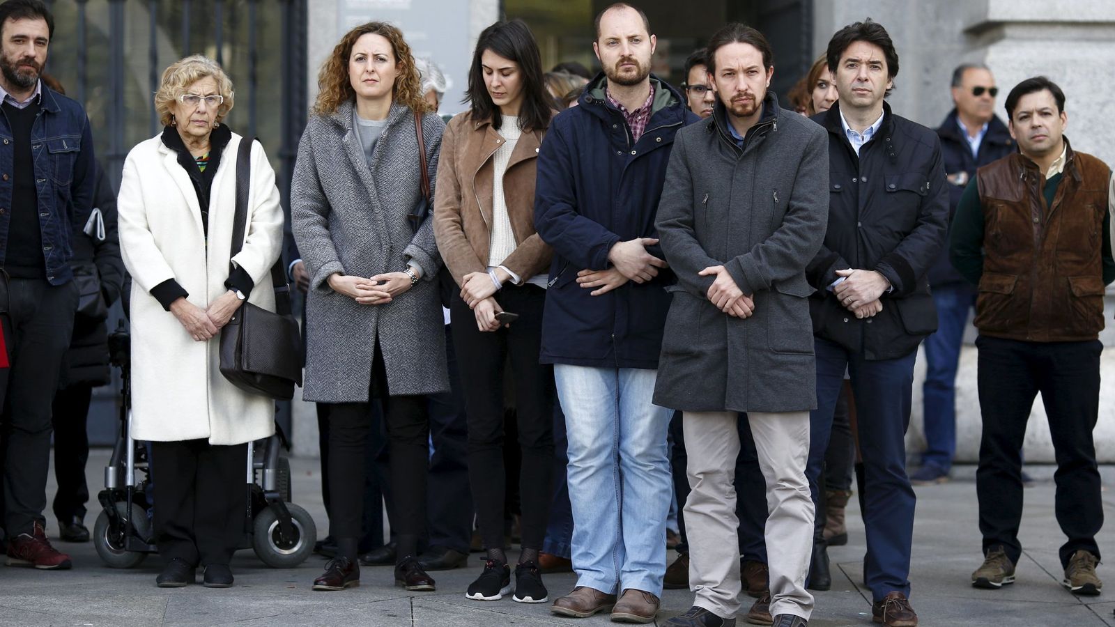 Foto: La alcadesa de Madrid, Manuela Carmena, guarda un minuto de silencio en apoyo a las víctimas del atentado de Bruselas junto a Pablo Iglesias y otros concejales. (Reuters)