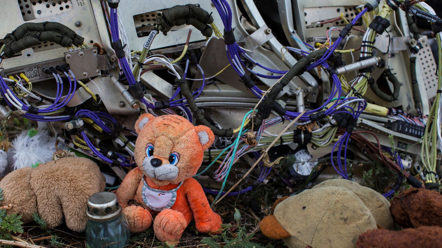 Un oso de peluche colocado en los restos del vuelo MH17. (Reuters)