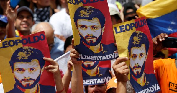 Foto: Carteles con el rostro del líder de la oposición venezolana, Leopoldo López. (EFE)