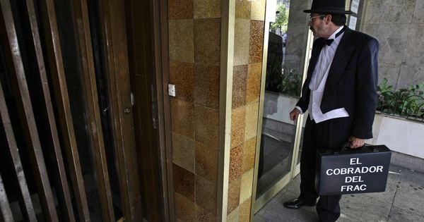 Foto: Un agente, en la puerta de un edificio en 2008. (Reuters/Juan Medina)