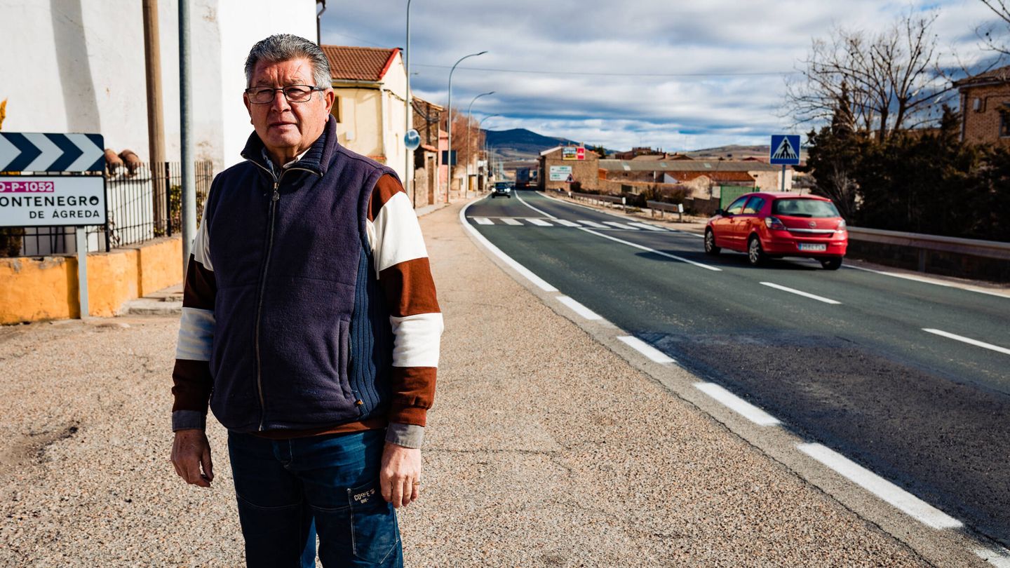 El alcalde de Matalebreras (Soria), en el arcén de una carretera para la que pide soluciones. (Concha Ortega)