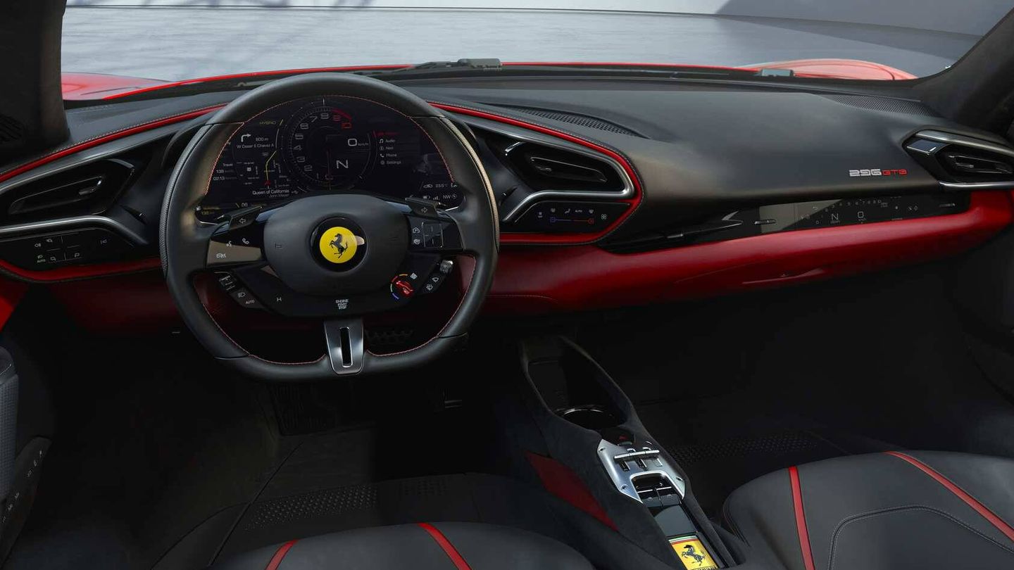 Interior discreto en el Ferrari 296 GTB pero con todo lo necesario para una conducción al límite. 