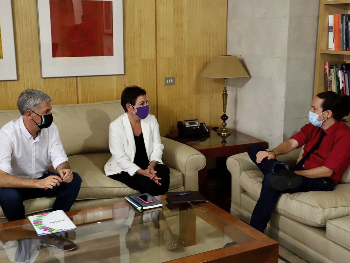 Foto: Pablo Iglesias, durante una reunión con Mertxe Aizpurua y Oskar Matute. (EFE)