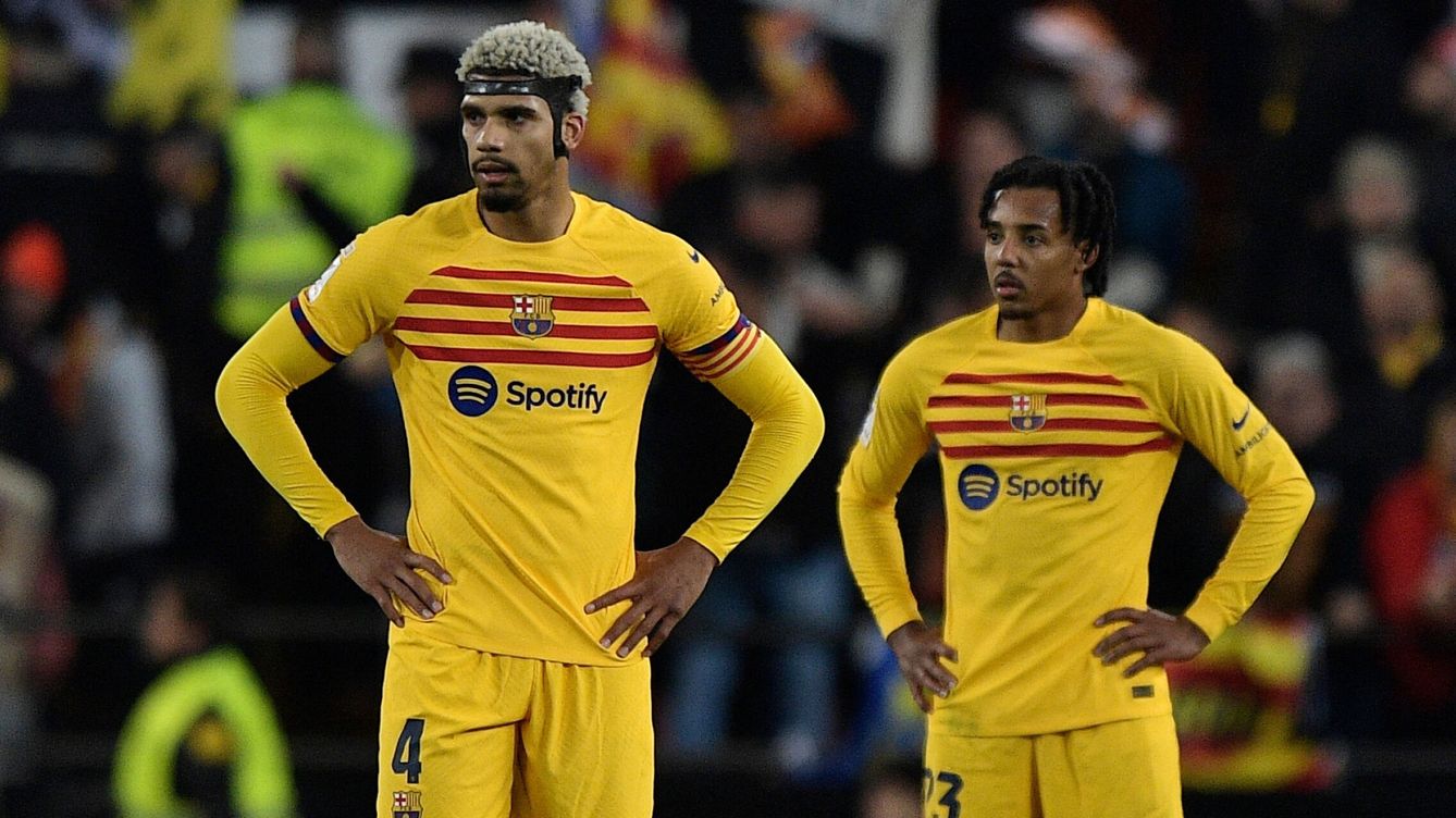 Foto: Araújo y Koundé, tras el gol del Valencia. (Reuters/Pablo Morano)