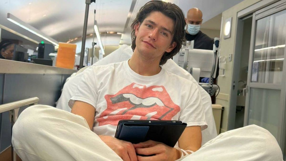 El actor de Netflix Barton Cowperthwaite anuncia que padece un cáncer cerebral en estadio 2: "El único tratamiento es una cirugía"
