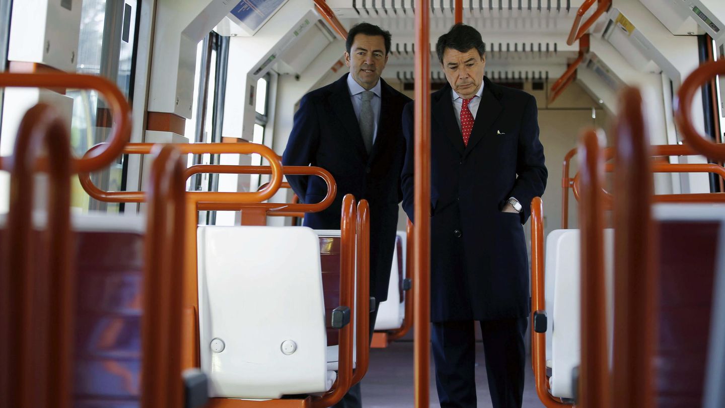 El presidente de la Comundad de Madrid, Ignacio González (d), visita las cocheras de Metro de Canillejas.