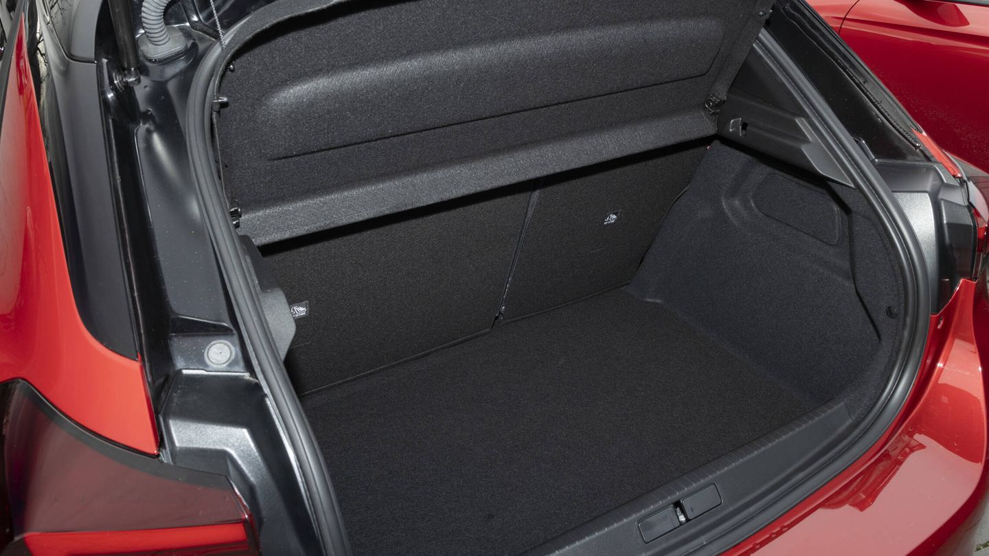En el Corsa Hybrid, el maletero tiene 309 litros; 1.081 si se abate la fila trasera de asientos.