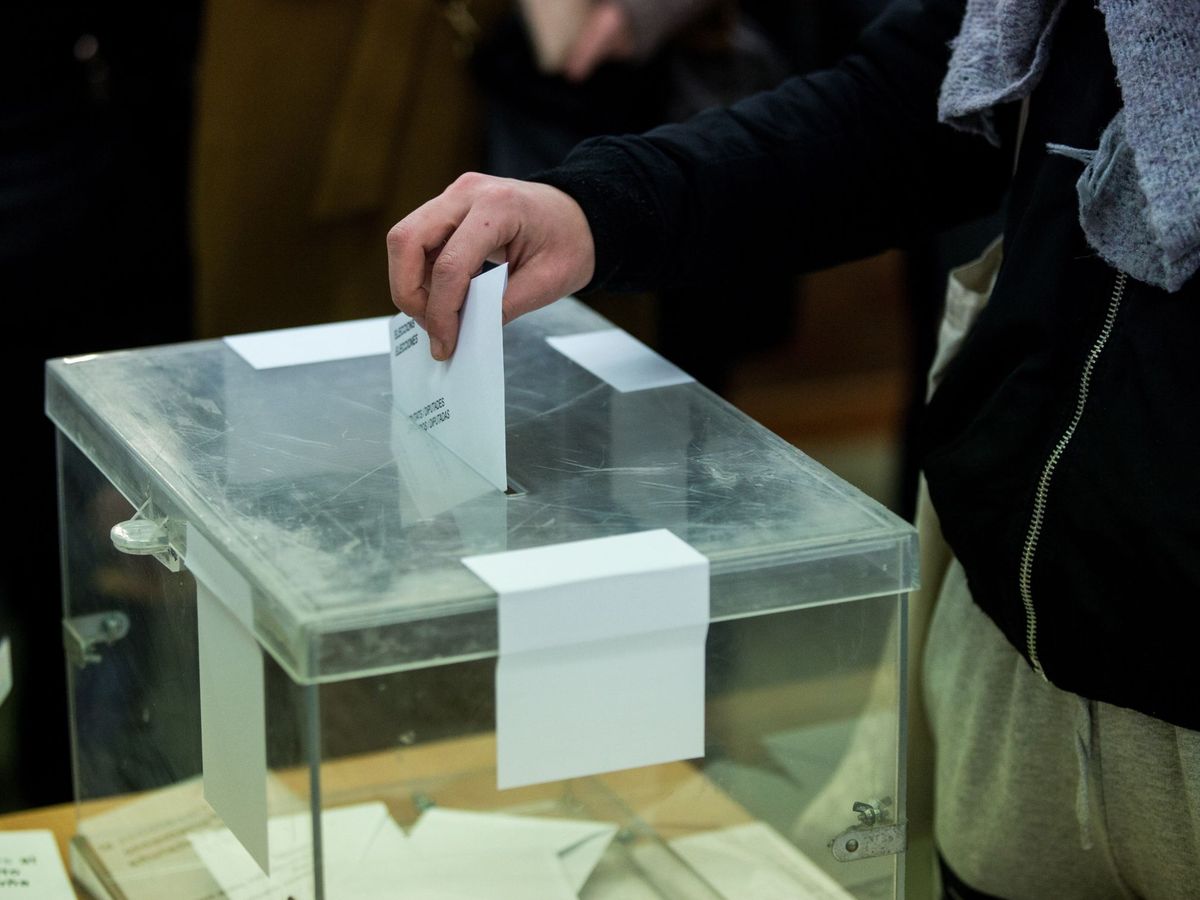Foto: Imagen de archivo de una mujer depositando su voto en la urna en las últimas elecciones catalanas. (EFE)