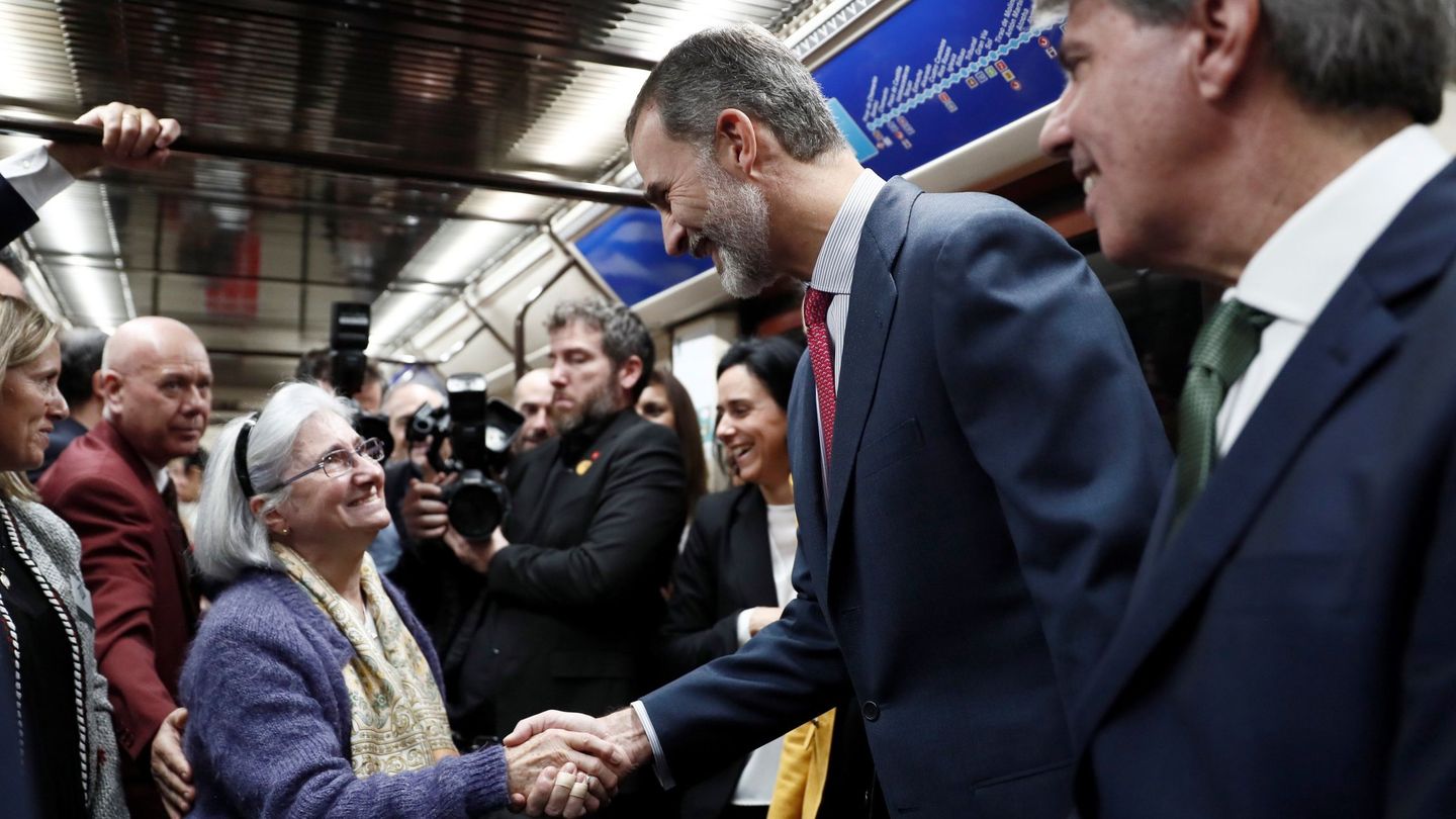 El rey Felipe saluda a una mujer durante el recorrido en metro entre las estaciones de Sol y Chamartín, en el acto conmemorativo del centenario de la puesta en funcionamiento de la primera línea de metro de Madrid, este 17 de octubre. (EFE)