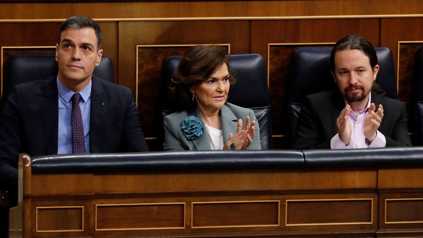 El presidente del Gobierno, Pedro Sánchez, junto a sus vicepresidentes Carmen Calvo y Pablo Iglesias, este 19 de febrero en el Congreso. (EFE)