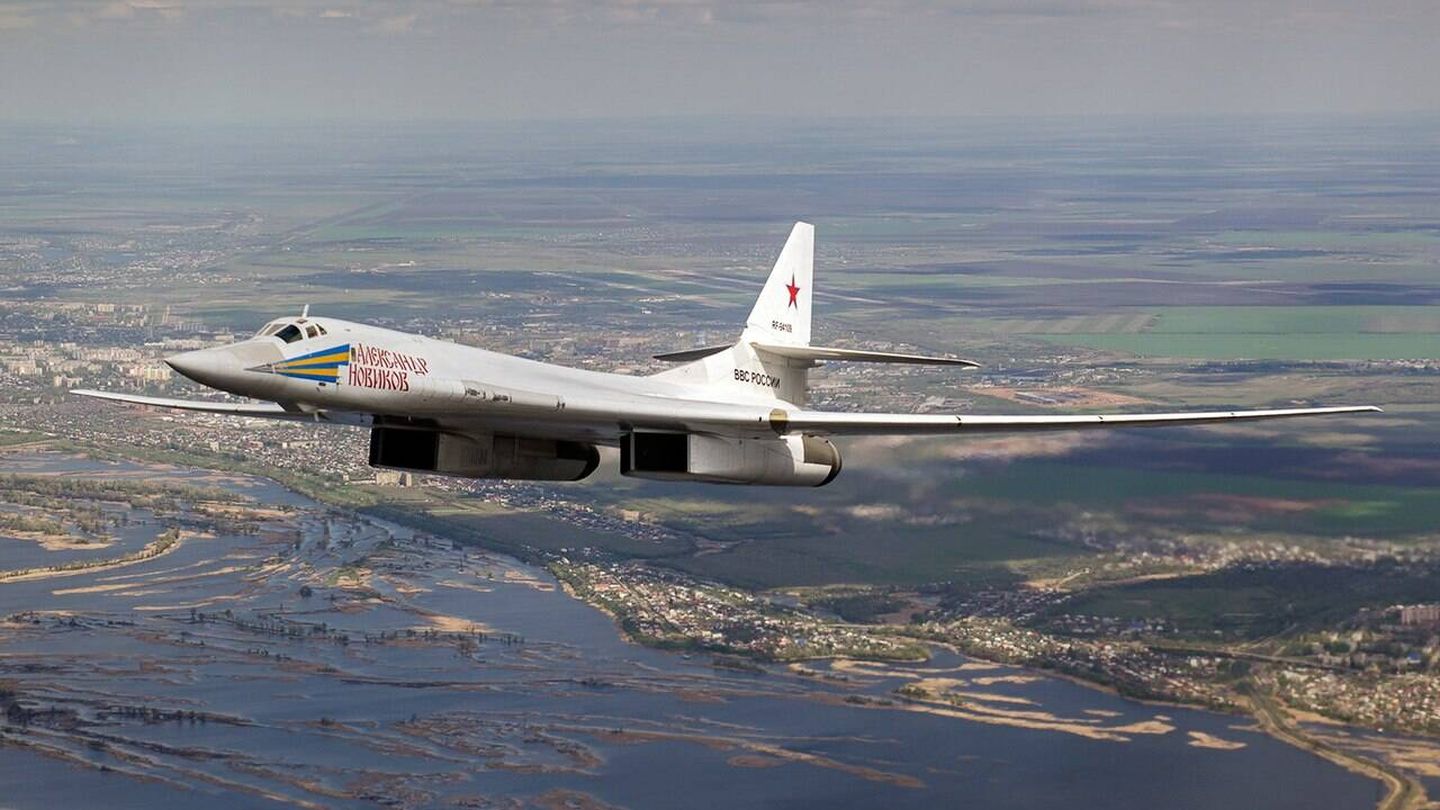 El Tu-160 en vuelo subsónico.