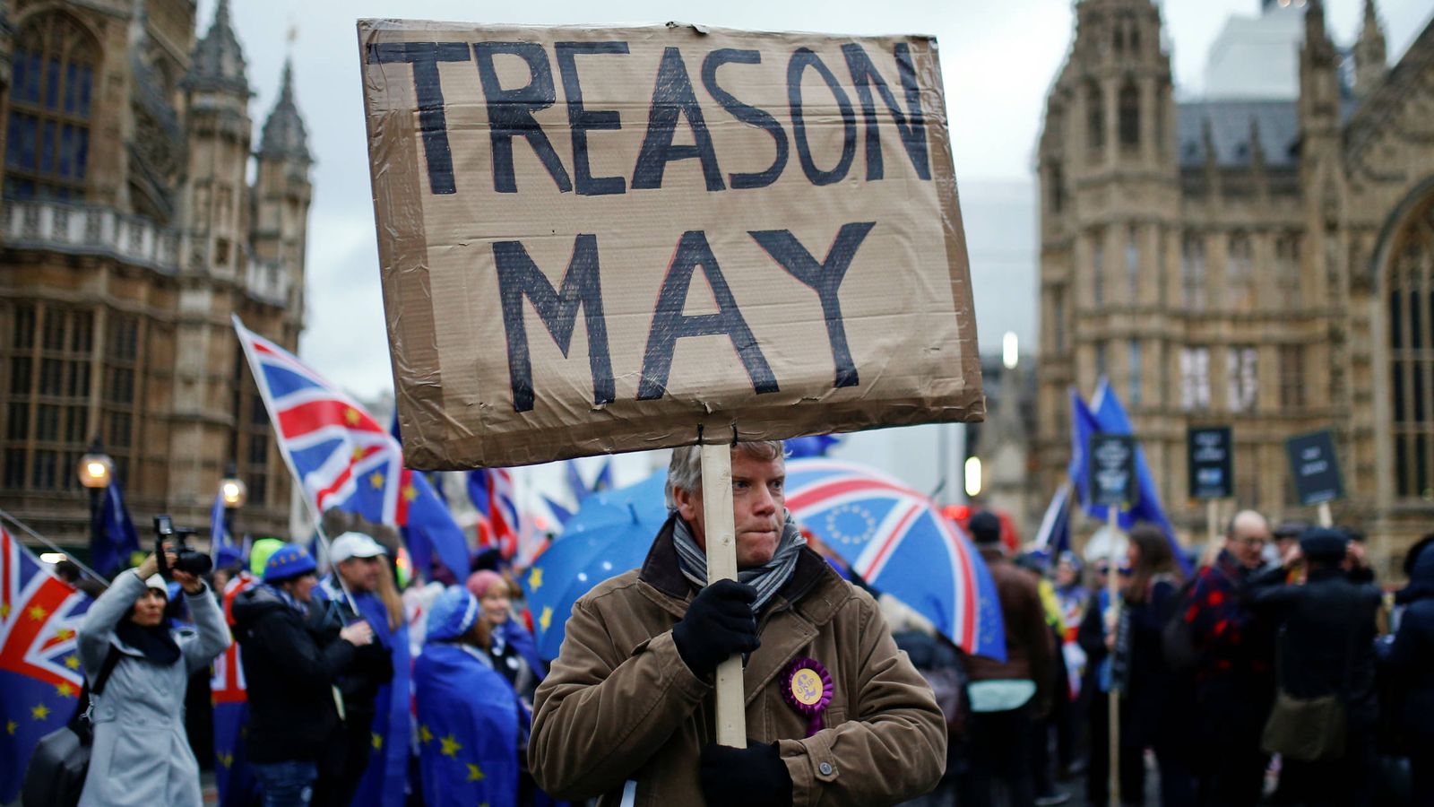 Foto: Manifestantes a favor y en contra del Brexit protestan ante el Parlamento británico, en Londres. (Reuters)