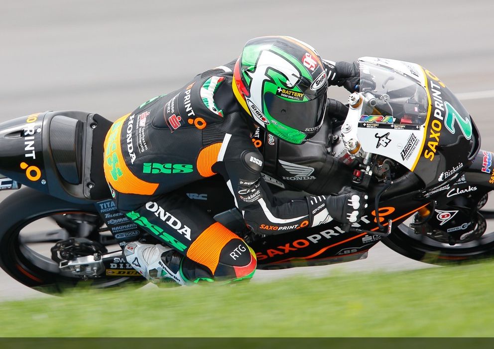Foto: Efrén Vázquez dibuja una curva durante la carrera de Moto3 (MotoGP).