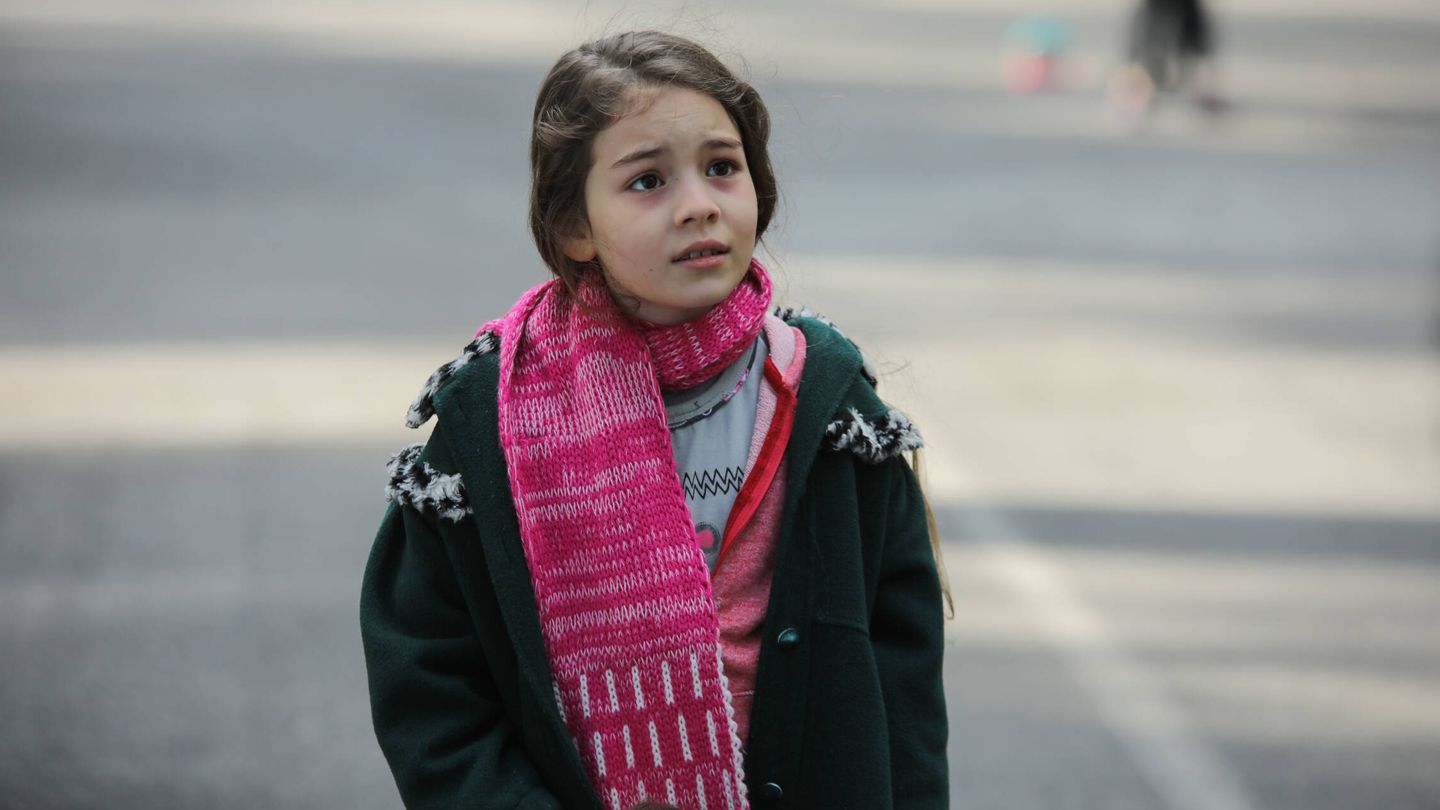 La actriz Aylin Akpınar interpreta a la hermana pequeña, Emel Eren, de 6 años. (Atresmedia)