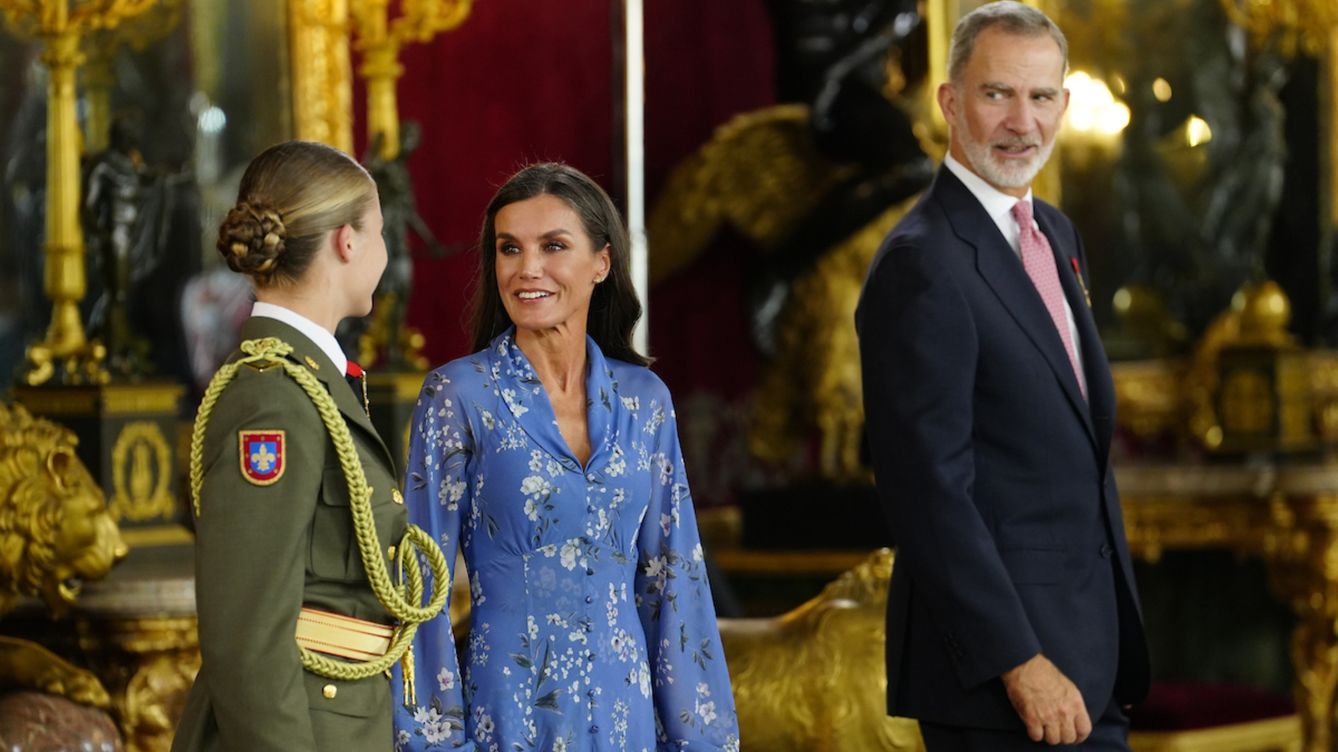 Foto: La princesa Leonor y los Reyes en el Palacio Real. (LP)